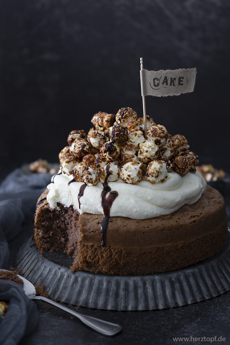 Einfacher Schokoladenkuchen mit Vanillesahne und Popcorn
