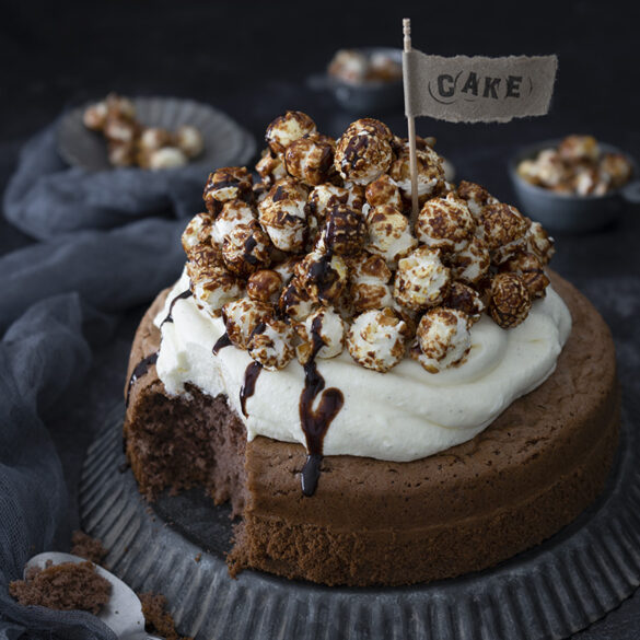 Einfacher Schokoladenkuchen mit Vanillesahne und Popcorn