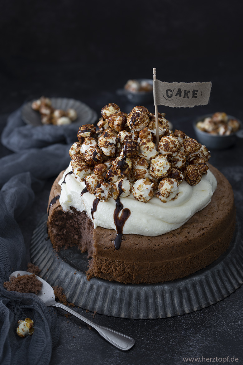 Einfacher Schokoladenkuchen mit Vanillesahne und Popcorn