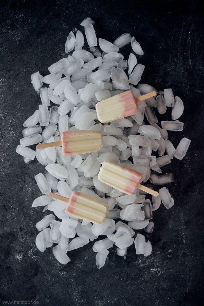 Eis am Stiel mit Tonkabohnen-Joghurt und Rhabarber