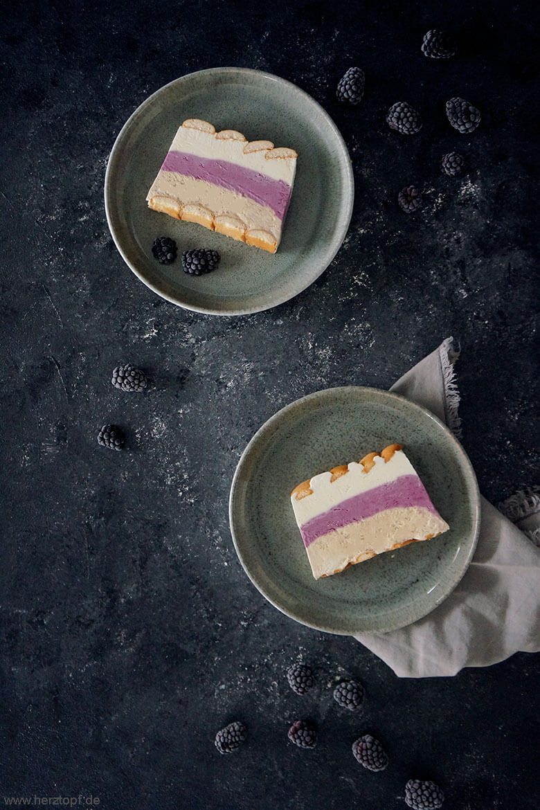 Eiscremeschnitten mit Vanille, Kaffee und Brombeeren - zuckerliebelei