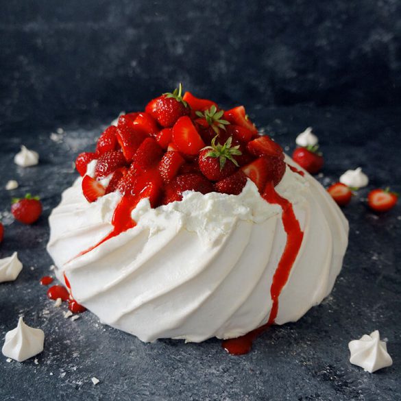 Erdbeer Pavlova mit Erdbeersauce