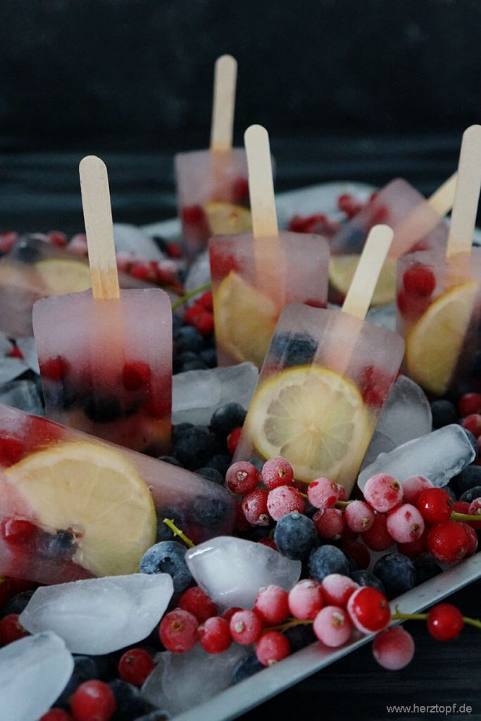 Erdbeer-Wassereis Popsicles mit bunten Früchten