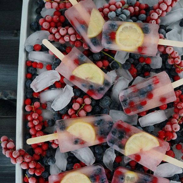Erdbeer-Wassereis Popsicles mit bunten Früchten