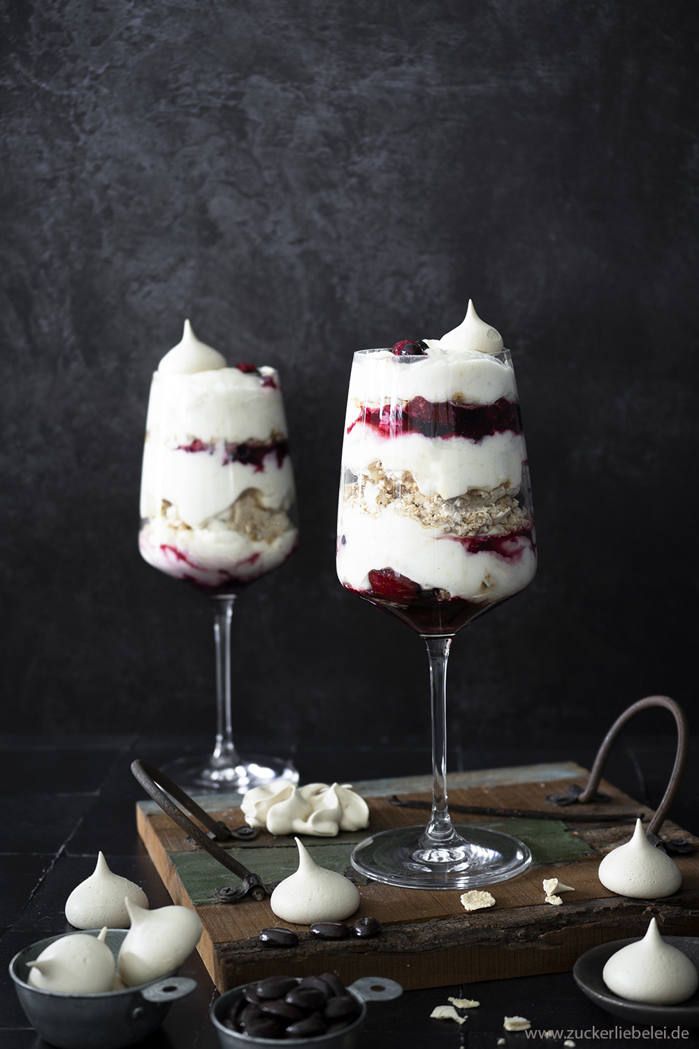 Rotwein Eton Mess mit Mokka-Baiser und Vanillecreme