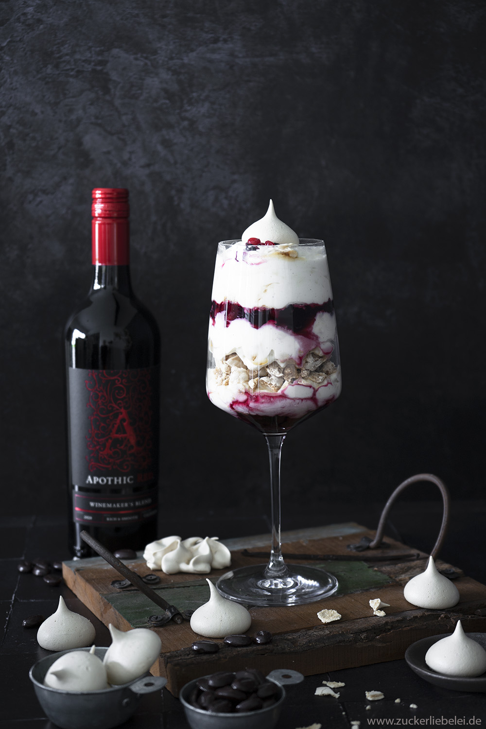 Rotwein Eton Mess mit Mokka-Baiser und Vanillecreme (Werbung für Apothic Wine)
