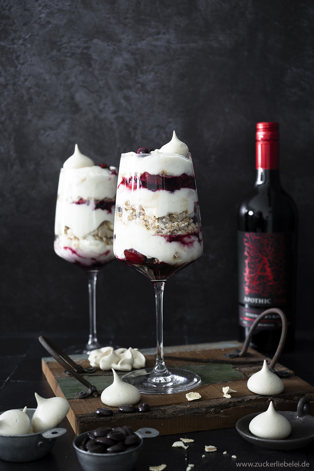 Rotwein Eton Mess mit Mokka-Baiser und Vanillecreme (Werbung für Apothic Wine)