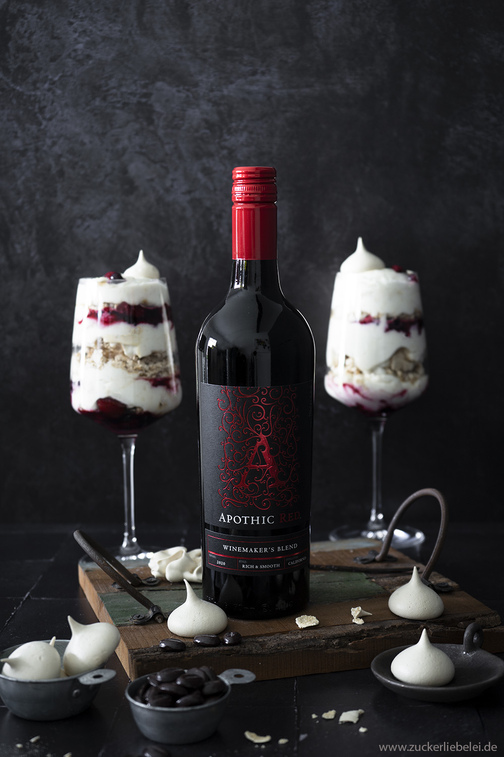 Rotwein Eton Mess mit Mokka-Baiser und Vanillecreme (Werbung für Apothic Wine)