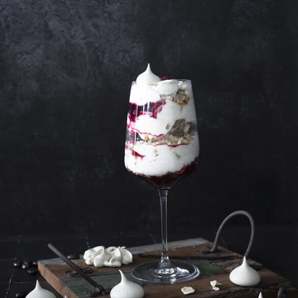 Rotwein Eton Mess mit Mokka-Baiser und Vanillecreme