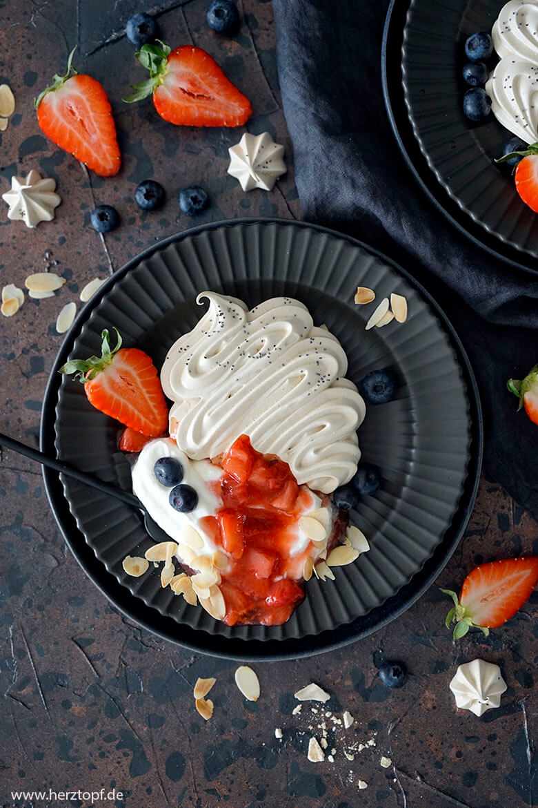 Eton Mess | Espresso-Mohn-Baiser mit Joghurtcreme und Erdbeerkompott ...