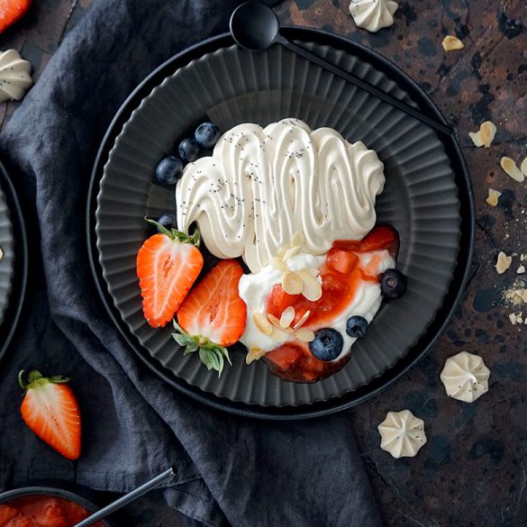 Eton Mess - Espresso-Mohn-Baiser mit Joghurtcreme und Erdbeerkompott