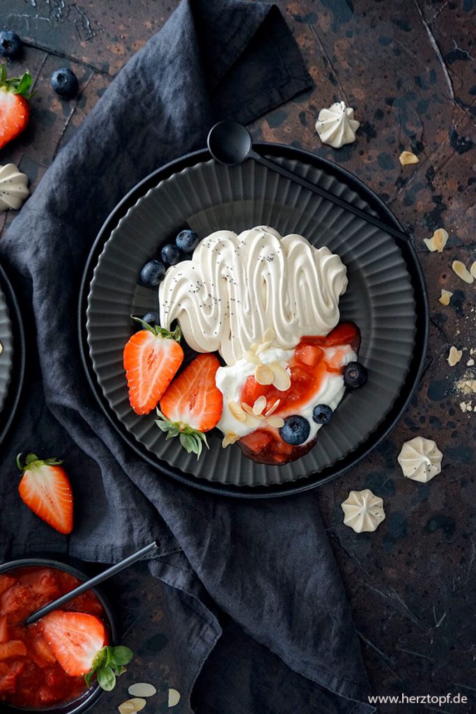 Eton Mess - Espresso-Mohn-Baiser mit Joghurtcreme und Erdbeerkompott