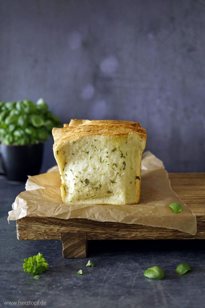 Faltenbrot mit Kräuterbutter