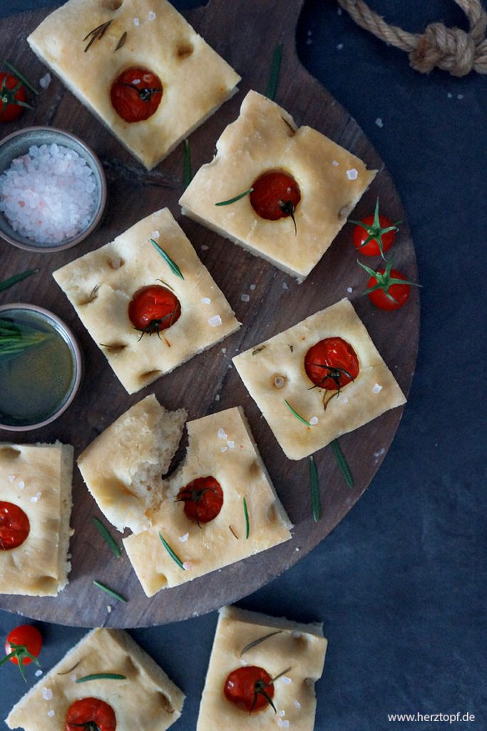 Focaccia mit Tomaten und Rosmarin