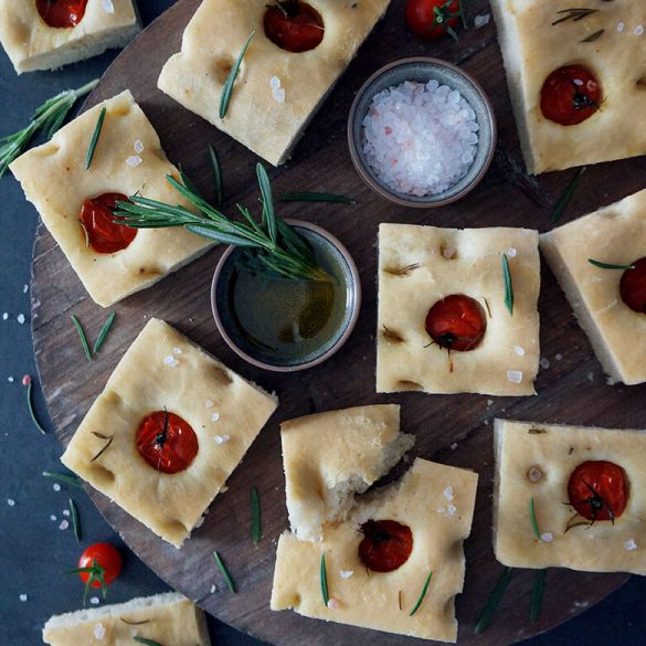 Focaccia mit Tomaten und Rosmarin