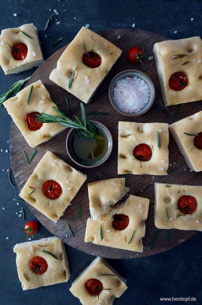 Focaccia mit Tomaten und Rosmarin