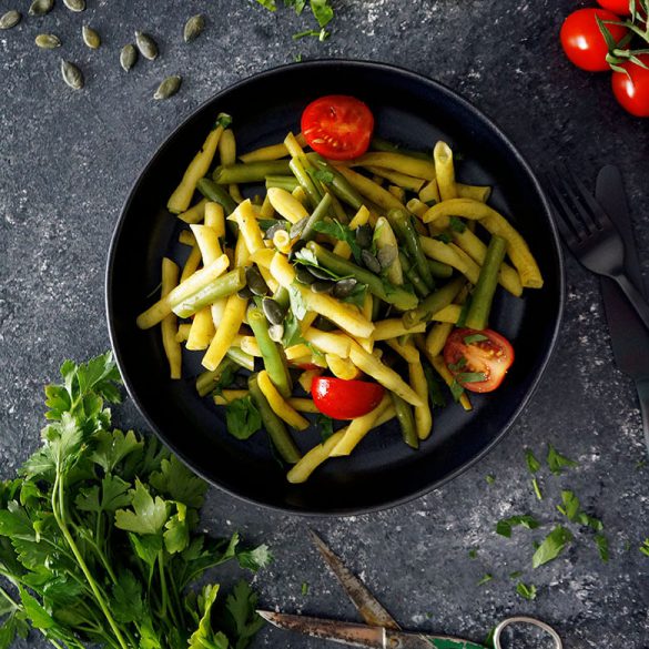 Gartensalat mit Wachsbohnen, grünen Bohnen und Kürbiskernen