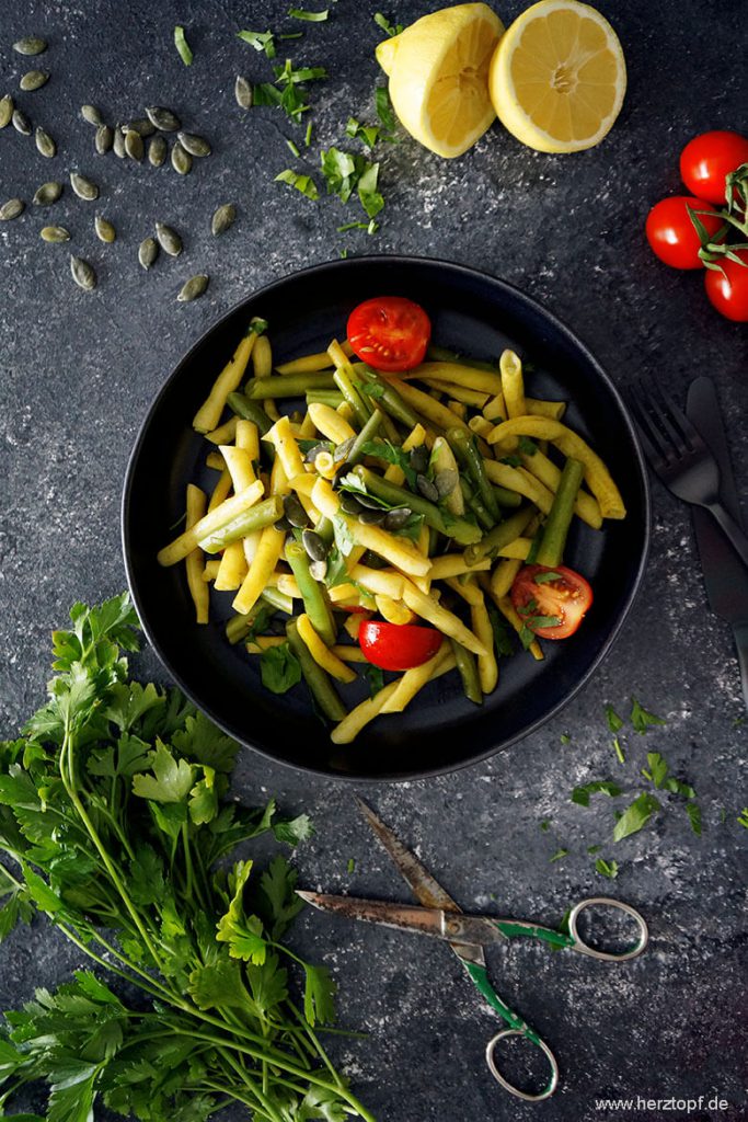 Gartensalat mit Wachsbohnen, grünen Bohnen und Kürbiskernen