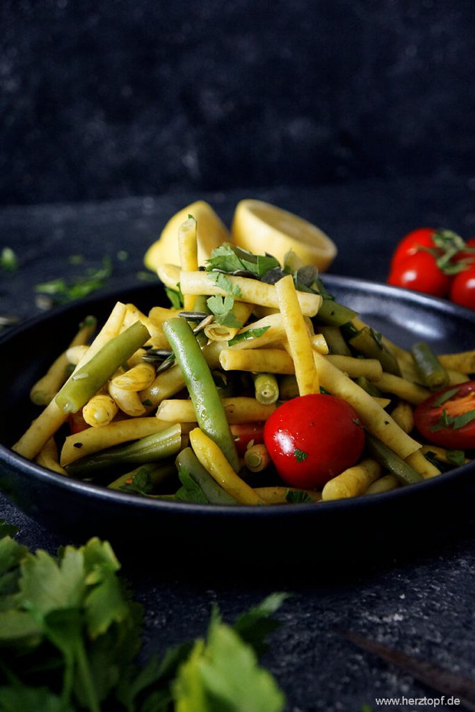 Gartensalat mit Wachsbohnen, grünen Bohnen und Kürbiskernen