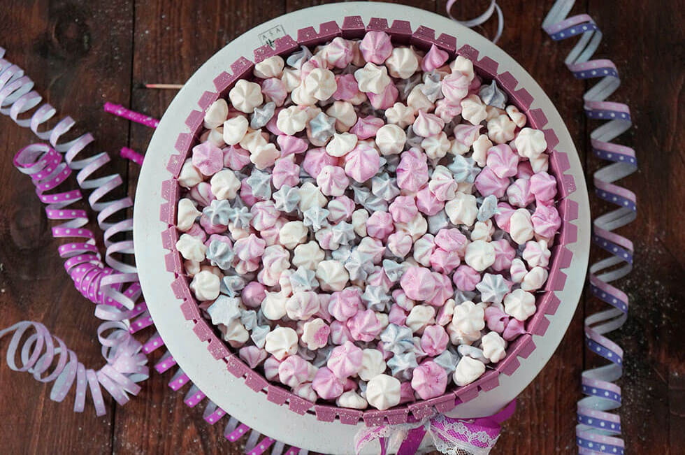 Eine rosa Geburtstagstorte mit lockerem Biskuit, Himbeercreme, kitkat ruby Schokolade und Mini Baiser