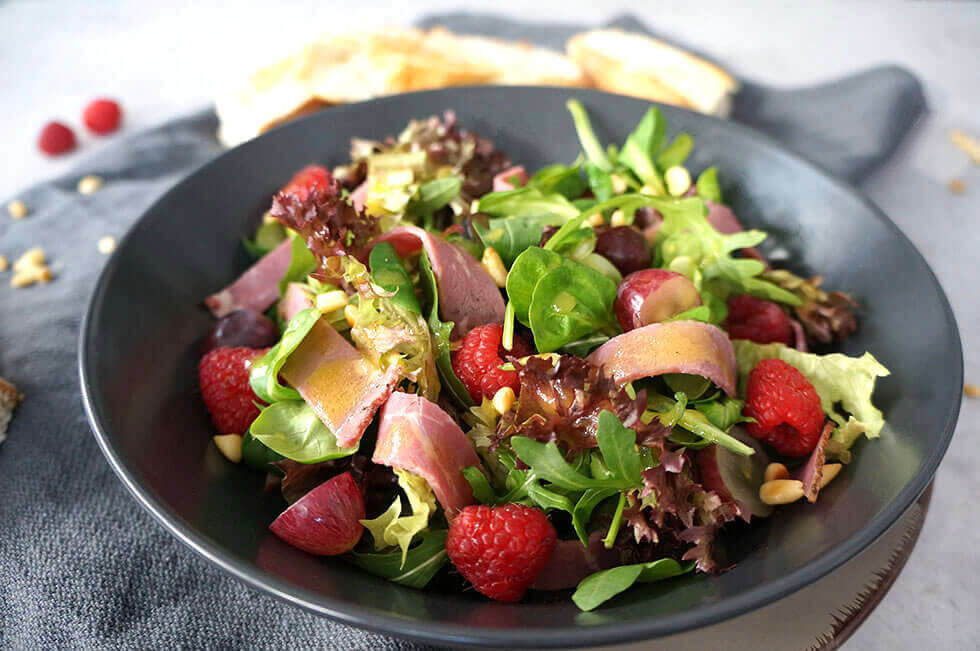 Grüner Salat mit Roastbeef und frischen Früchten | herztopf