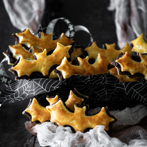 Schnelle Blätterteig Fledermäuse mit Nuss Nougat Creme