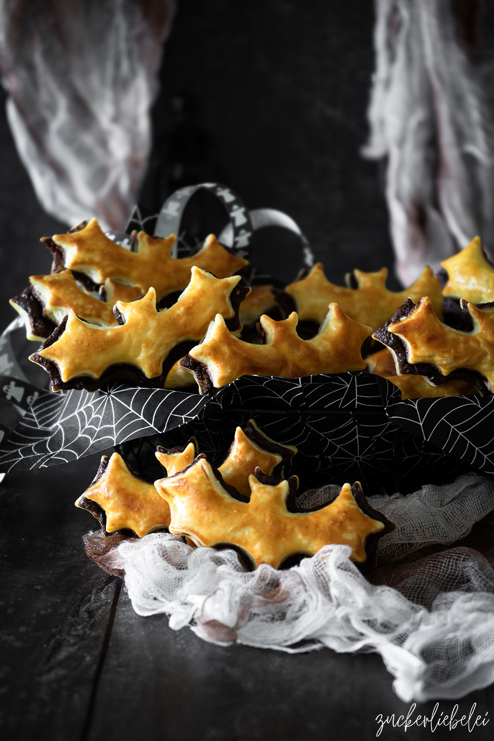 Schnelle Blätterteig Fledermäuse mit Nuss Nougat Creme
