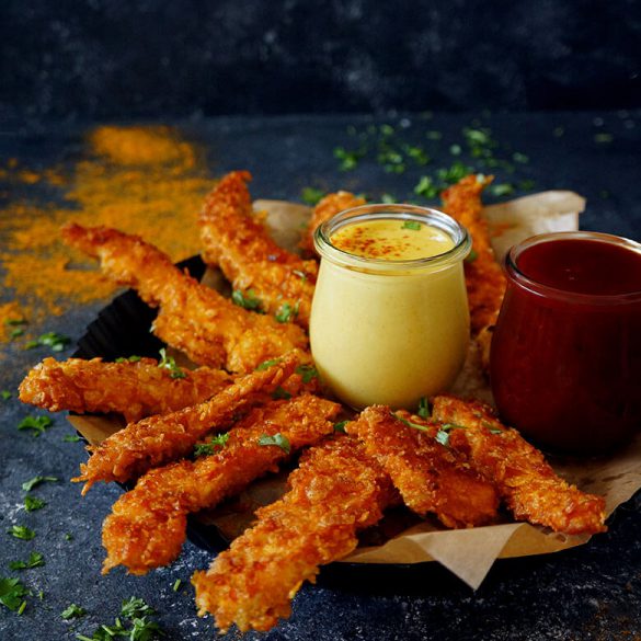 Hähnchensticks mit Knusperkruste, Sweet Chili Sauce und Aprikosen-Curry ...