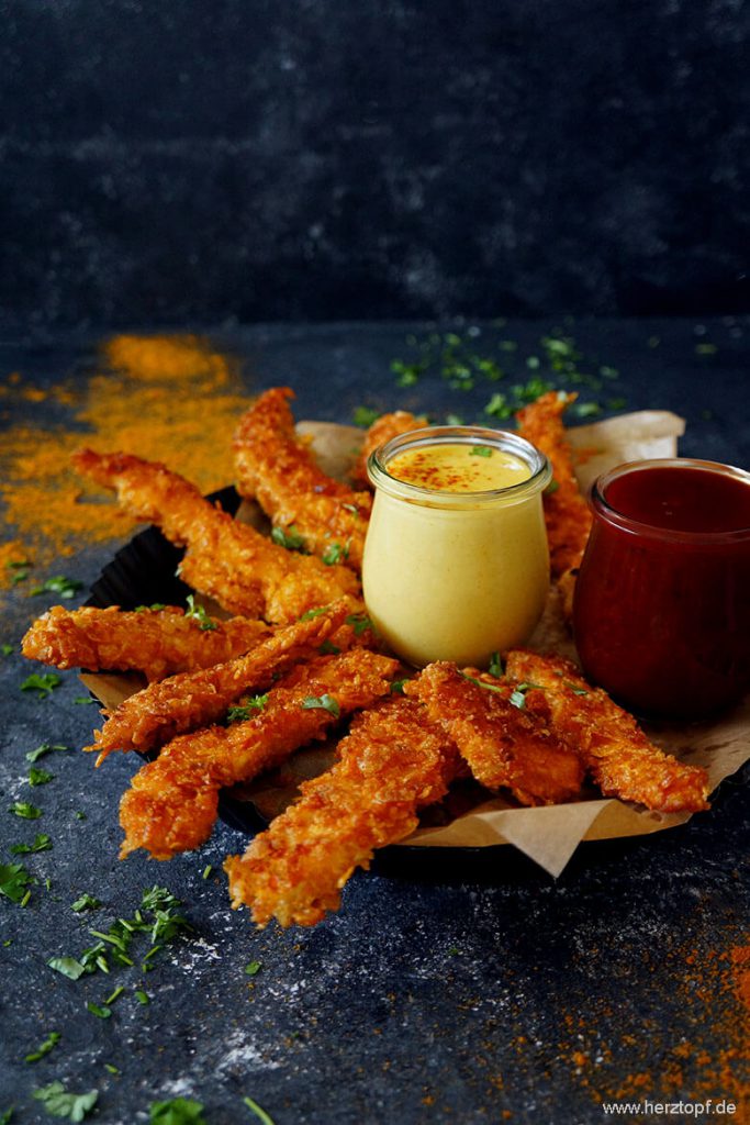 Hähnchensticks mit Knusperkruste, Sweet Chili Sauce und Aprikosen-Curry ...