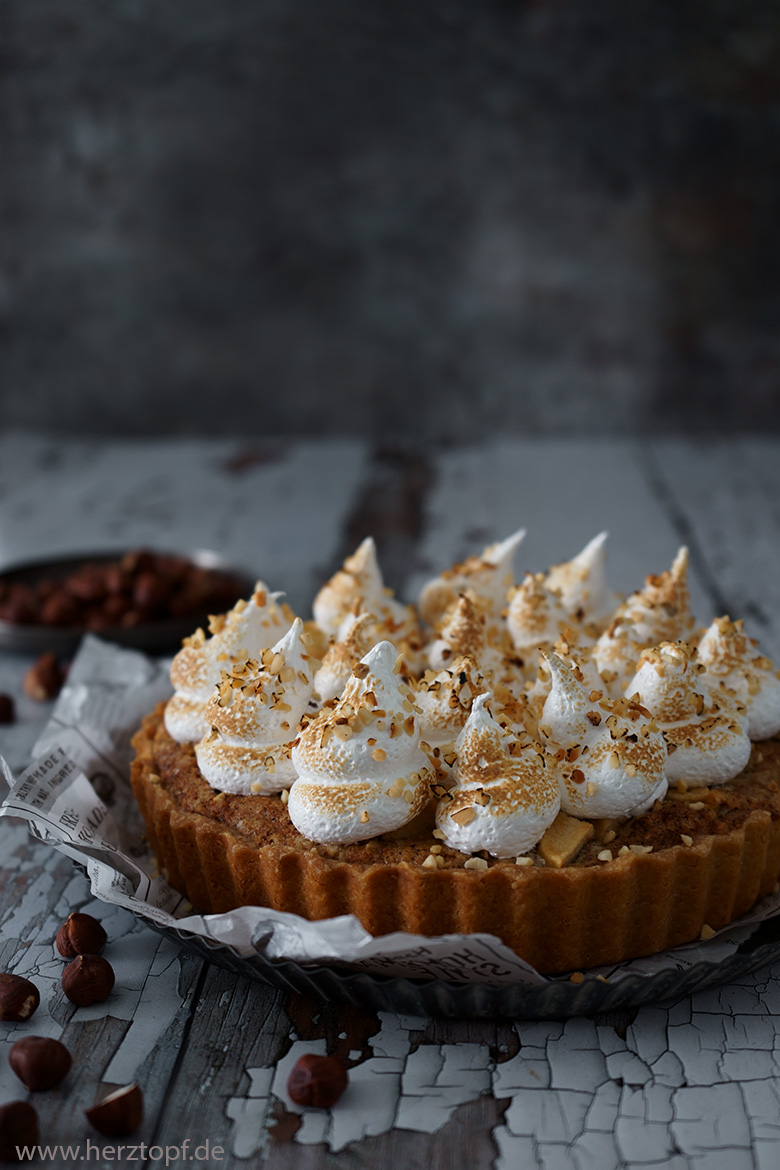 Hasselnuss Tarte mit Apfelfüllung und Baiser