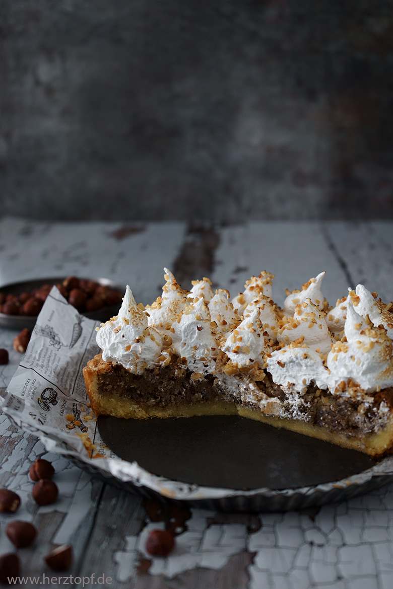 Hasselnuss Tarte mit Apfelfüllung und Baiser