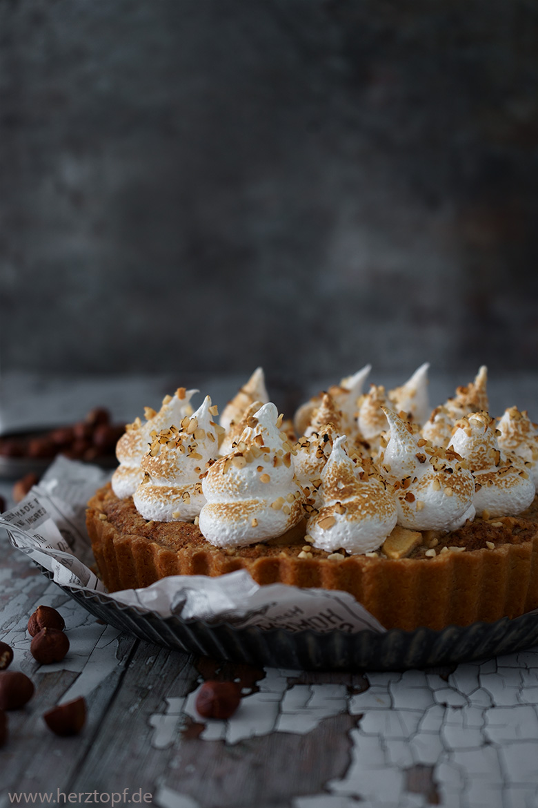 Hasselnuss Tarte mit Apfelfüllung und Baiser