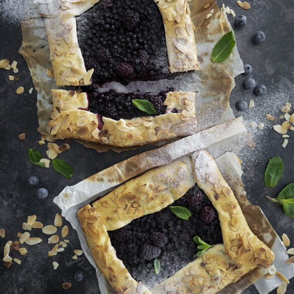 Schnelle Heidelbeer-Brombeer Galette