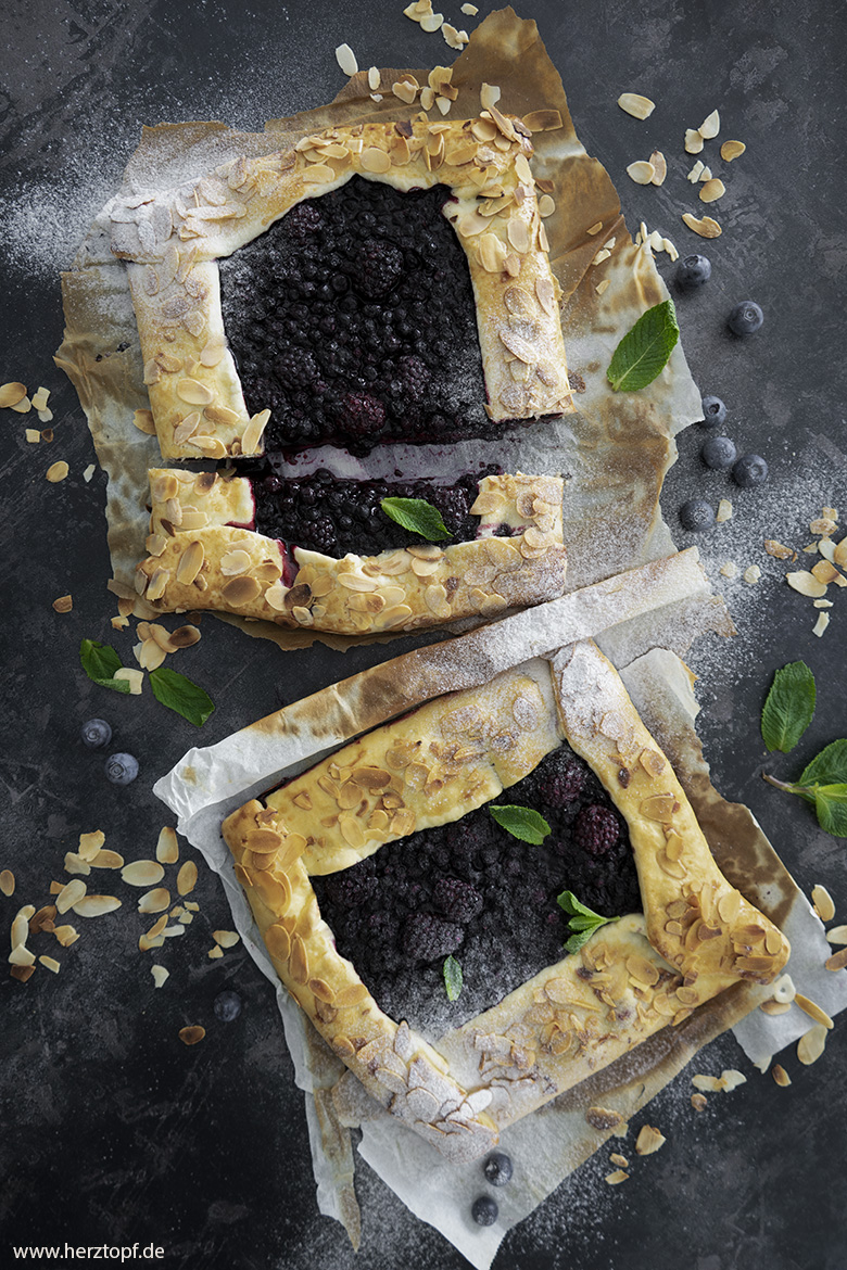 Schnelle Heidelbeer-Brombeer Galette