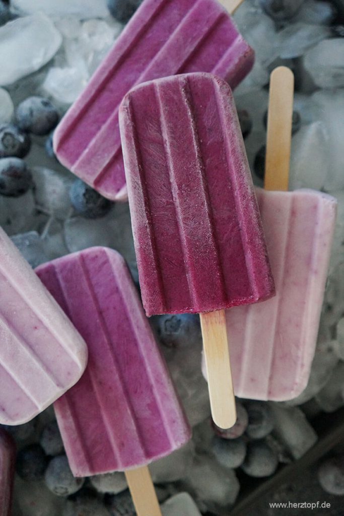 Heidelbeer Ombre Popsicles mit Joghurt