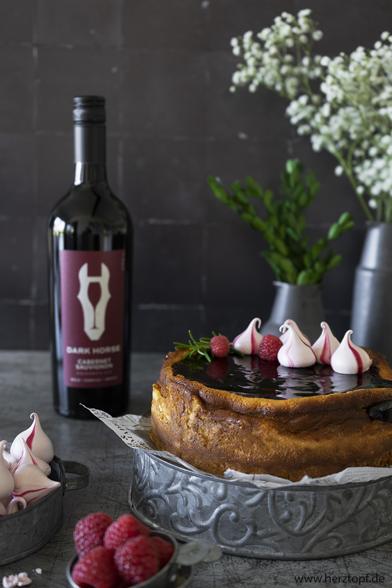 Himbeeren Cheesecake mit Rotwein-Topping und Rotwein-Küsschen (Werbung für Dark Horse Wine)