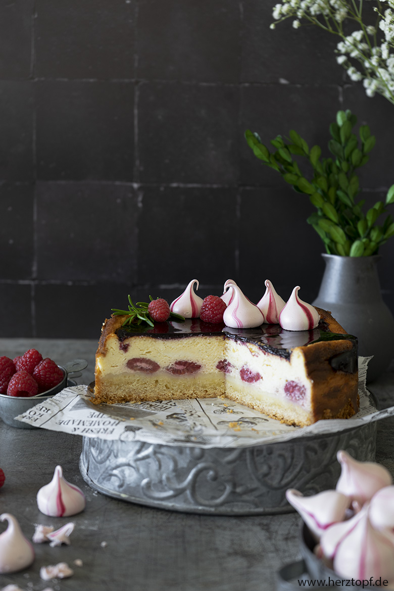 Himbeeren Cheesecake mit Rotwein-Topping und Rotwein-Küsschen (Werbung für Dark Horse Wine)