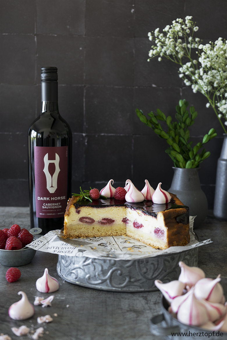 Himbeeren Cheesecake mit Rotwein-Topping und Rotwein-Küsschen (Werbung für Dark Horse Wine)