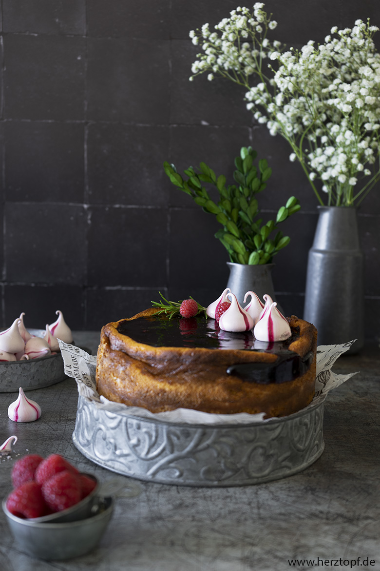Himbeeren Cheesecake mit Rotwein-Topping und Rotwein-Küsschen (Werbung für Dark Horse Wine)