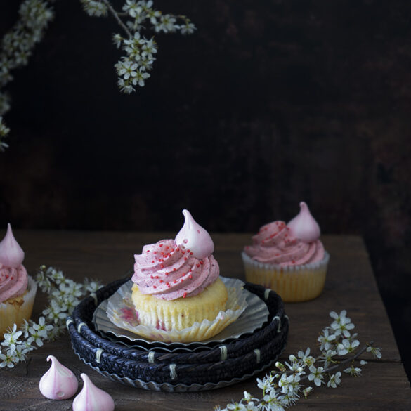 Himbeer Cupcakes mit Himbeer-Frischkäse-Frosting