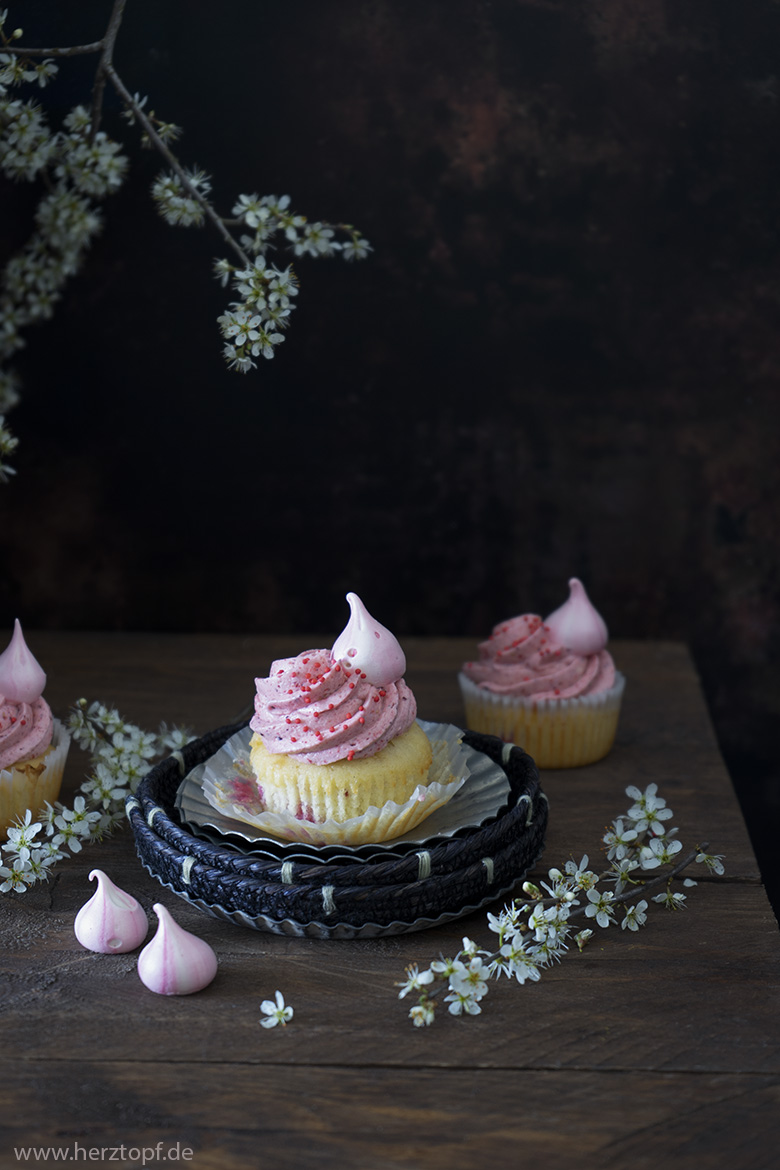 Himbeer Cupcakes mit Himbeer-Frischkäse-Frosting