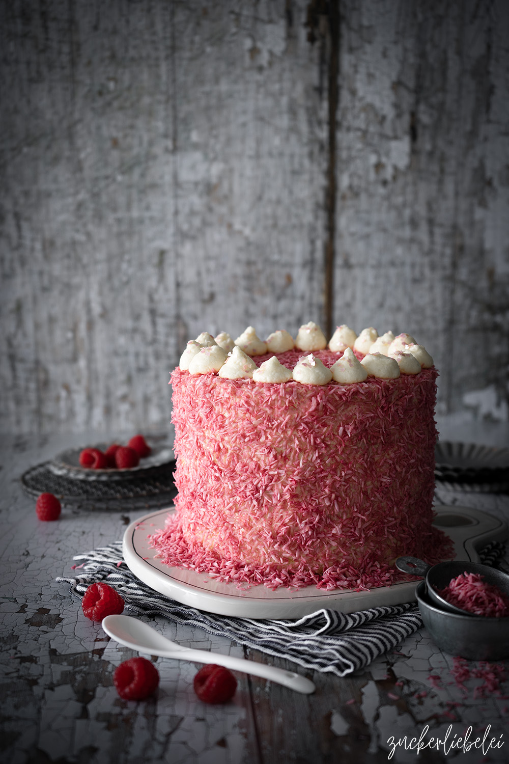 Himbeer Kokos Törtchen mit rosa Kokosflocken