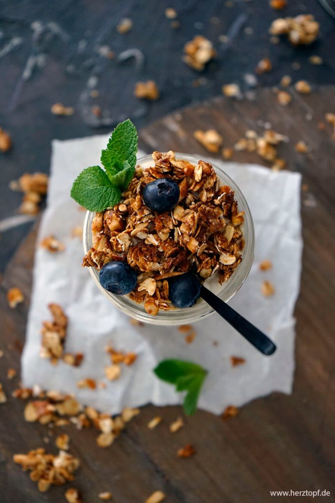 Honig Mandel Granola mit Vanille Joghurt