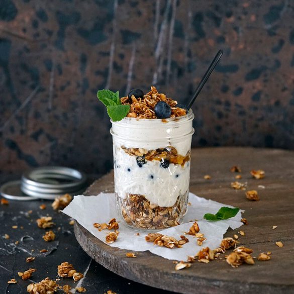 Honig Mandel Granola mit Vanille Joghurt