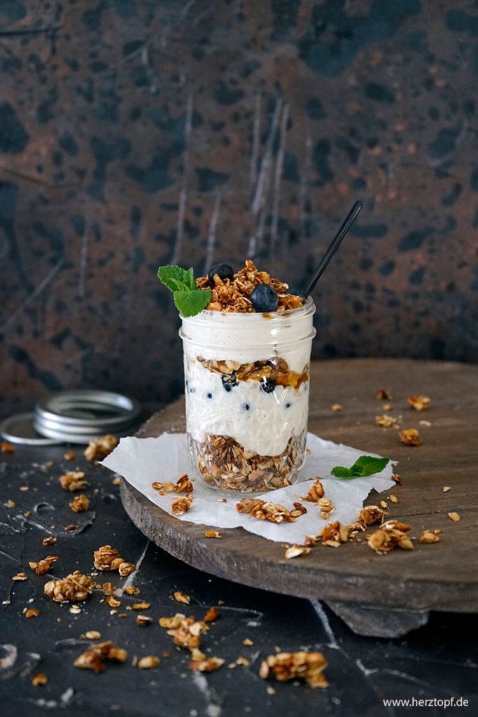 Honig Mandel Granola mit Vanille Joghurt