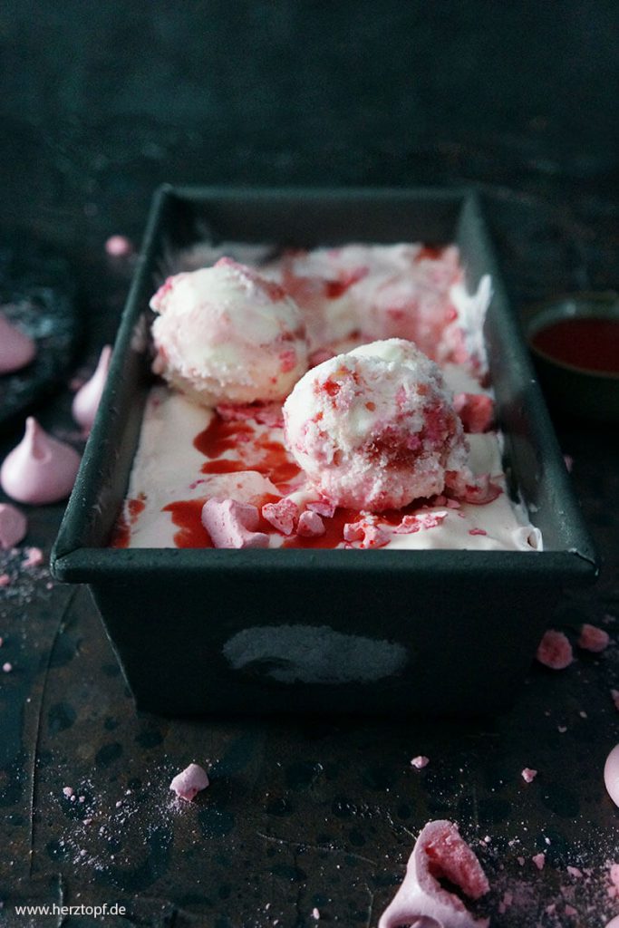 Joghurt-Eis mit Erdbeersoße und rosa Baiser