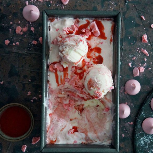 Joghurt-Eis mit Erdbeersoße und rosa Baiser