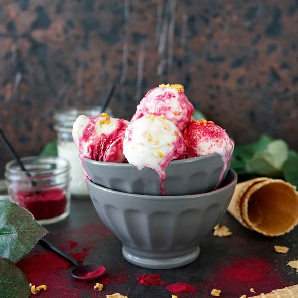 Joghurt-Krokant-Eis mit roter Beete | mit oder ohne Eismaschine (Werbung für YOGUT Starterkulturen)