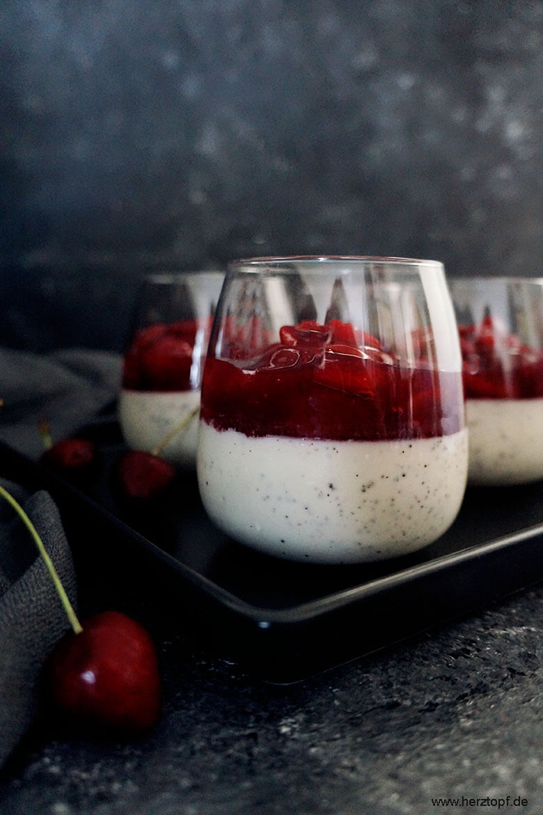 Joghurt-Mohn Panna Cotta mit Kirschgrütze - zuckerliebelei