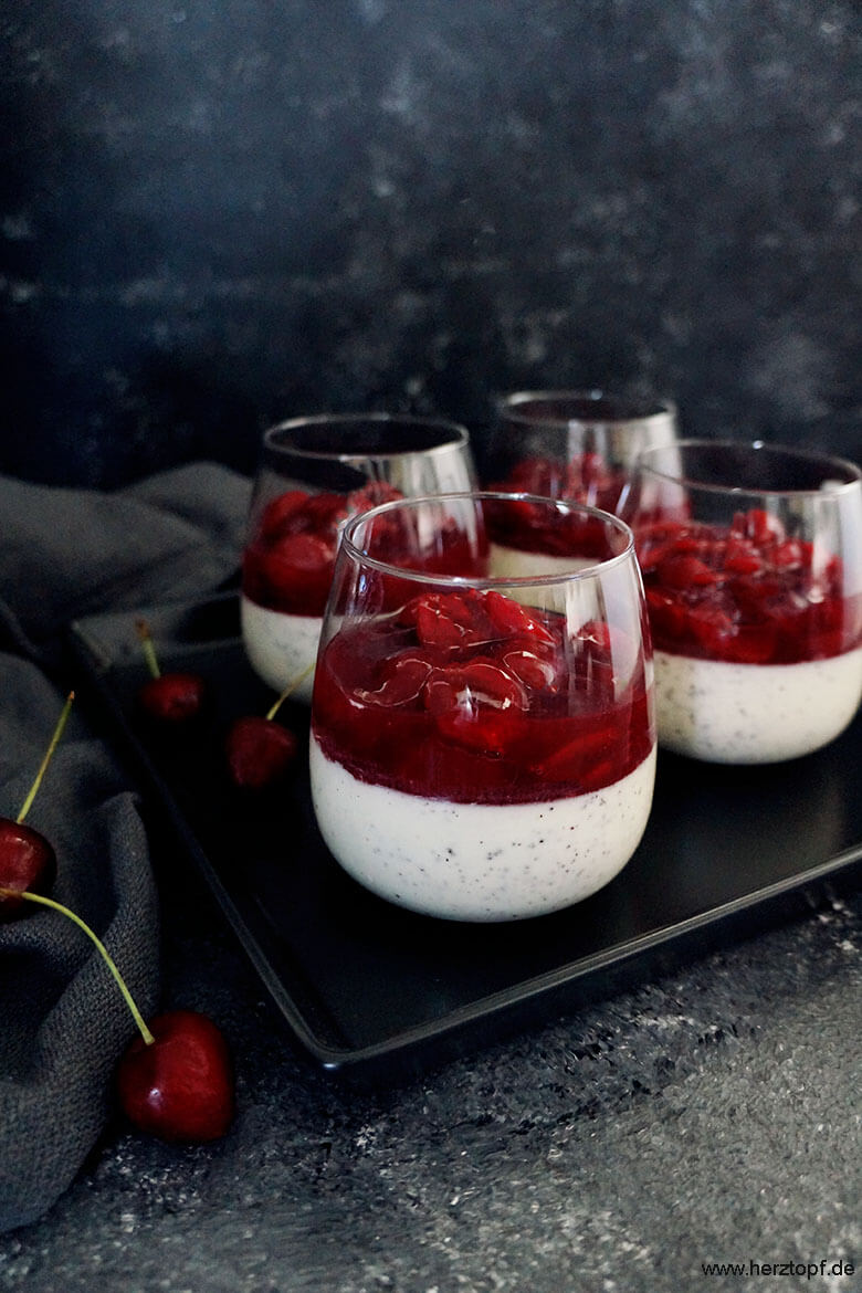 Joghurt-Mohn Panna Cotta mit Kirschgrütze - zuckerliebelei